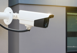 Comment choisir une caméra adaptée aux conditions extérieures ?